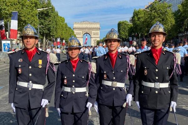 Quatre officiers du SDIS 34 défilent sur les Champs Elysées ce 14 juillet 2022.