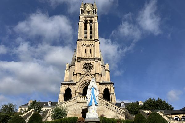 Le site du Petit Lourdes dédié à la Vierge Marie n'a plus sa flèche depuis 2017.