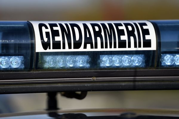 La gendarmerie s'est rendu au domicile du blessé suite à l'explosion.