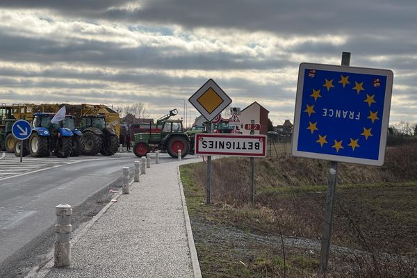 Les agriculteurs des Hauts-de-France qui ne se sont pas déjà rendus à Bruxelles convergent vers la frontière belge pour bloquer les grands axes.