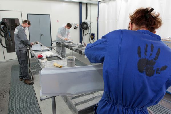 A l'institut des métiers de l'artisanat, des apprentis s'exercent dans un atelier de préparation de peinture (Illustration, Bordeaux, 30 septembre 2016)