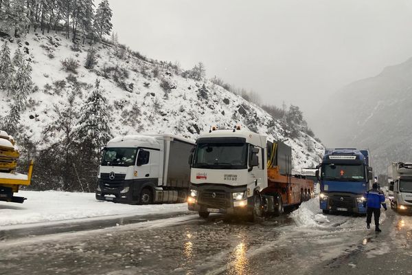 La neige est tombée cette nuit de mercredi à 29 à jeudi 30 novembre da,n sles Hautes-Alpes.