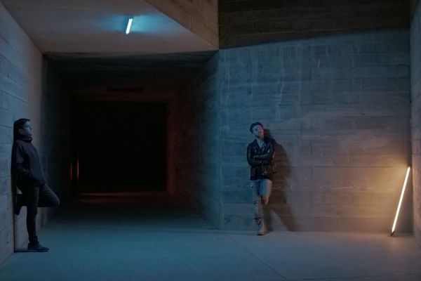 Une partie du clip de Je m'en sors a été tourné dans le tunnel de l'Aldilonda, à Bastia.