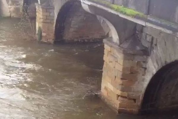 La Corrèze en crue sous le pont Cardinal à Brive: un débit de 168 mètres cubes/s a été mesuré lundi 27 janvier 2014