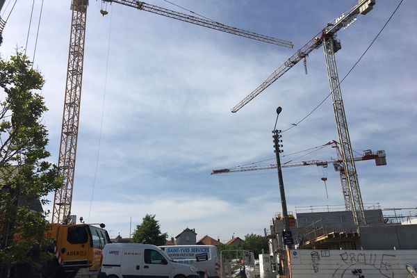 Après les arrêts liés au confinement, l'activité du BTP redémarre petit à petit dans la région. À l'image de ce chantier rue de Vern à Rennes.