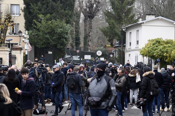 Les fans devant la demeure de Johnny Hallyday, à Marnes-la-Coquette, dans les Hauts-de-Seine, mercredi 6 décembre 2017.