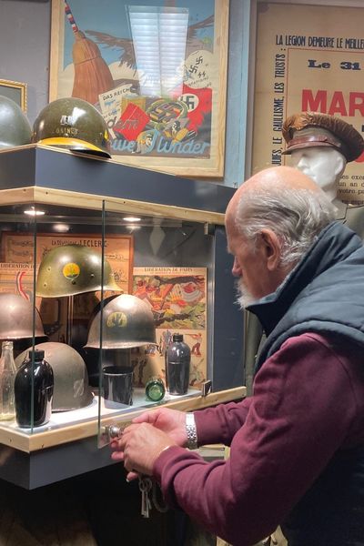 Francis Weyl devant une vitrine consacrée à la libération d'une partie de l'Alsace