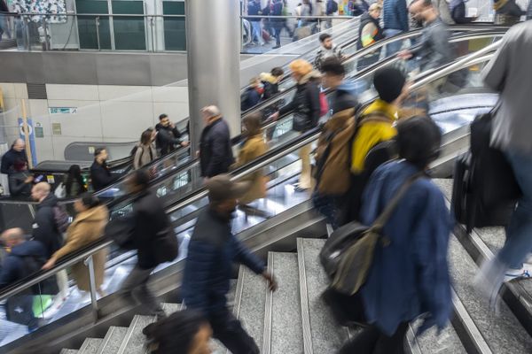 Dans le métro parisien