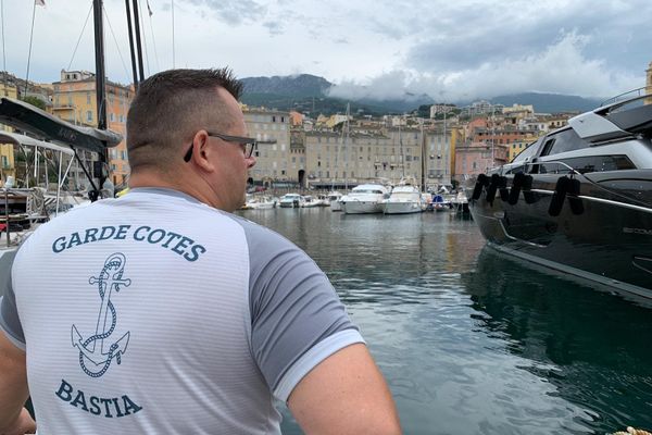 Immobilisée depuis mars au port de Toulon, la vedette Libecciu DF 25 manque aux douanes de Bastia.