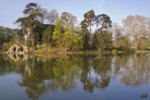 Des morceaux de corps en décomposition ont été découverts dans le bois de Vincennes, à Paris, les 15 et 17 juin 2012. 