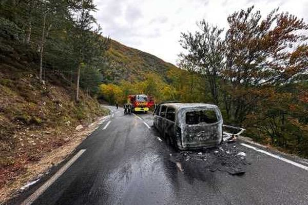 Les occupants du minibus sont sortis juste avant qu'il ne prenne feu- 14/10/2024