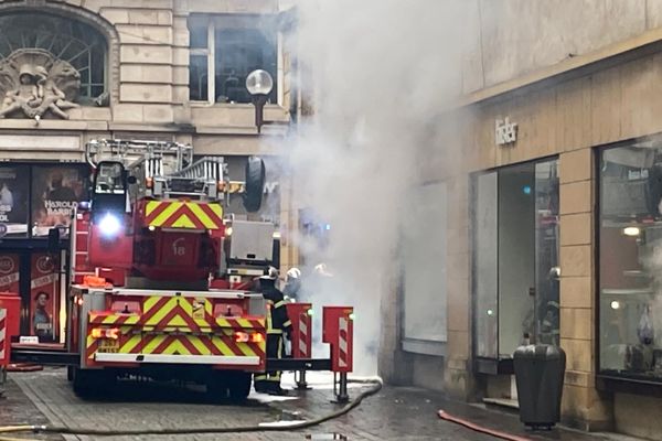 Incendie rue Ambroise Thomas à Metz dans l’immeuble abritant la librairie Hisler.