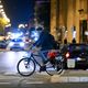 Après le passage à l'heure d'hiver, les cyclistes et les piétons sont plus vulnérables à la nuit tombée s'ils ne sont pas assez équipés.