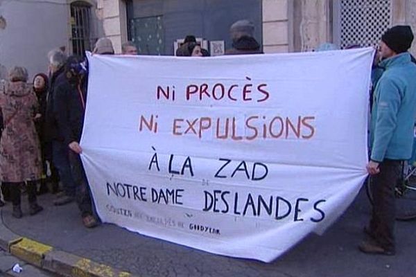 Devant la préfecture, à Dijon, une quarantaine de personnes a réclamé l'abandon du projet d'aéroport de Notre-Dame-des-Landes, ce matin.