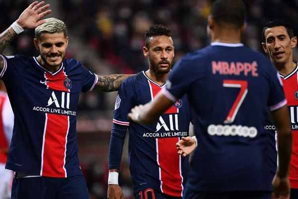 De gauche à droite : Mauro Icardi, Neymar et Angel Di Maria. Kylian Mbappé est de dos. (FRANCK FIFE / AFP)
