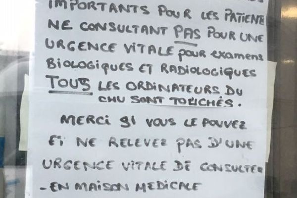 Une affichette à l'entrée des urgences du CHU de Rouen donne les principales recommandations.