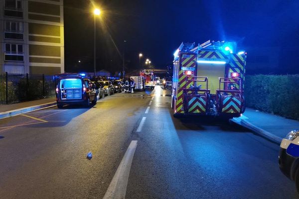 Les secours à proximité du lieu de l'incendie rue Magellan à Reims. 