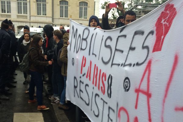 Une trentaine d'étudiants ont tenté de bloquer l'entrée d'un centre d'examen, à Saint-Ouen, en Seine-Saint-Denis, lundi matin, vers 11 heures.