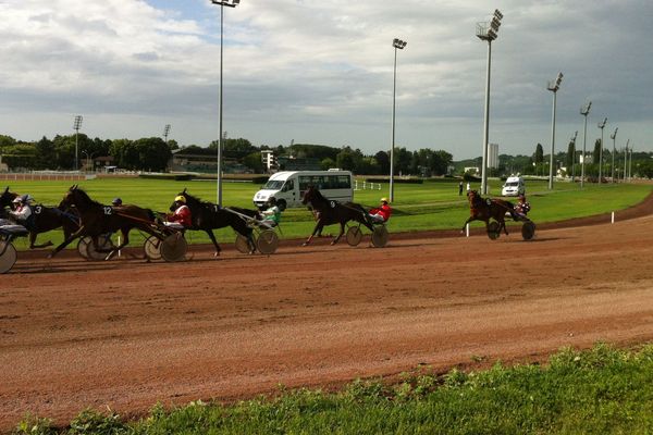 la piste de trot de l'hippodrome de Vichy flambante neuve