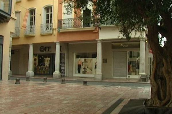 Le dimanche à Perpignan, les grilles sont baissées, les magasins fermés - 23 août 2015