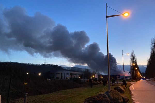 L'incendie de Bolloré Logistics s'est déclaré le lundi 16 janvier 2023 à Grand-Couronne près de Rouen.