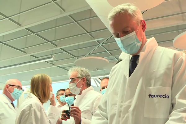 En visite à l'usine Faurecia de Méru dans l'Oise, Bruno Le Maire, ministre de l’Economie, des Finances et de la Relance est accompagné par Agnès Pannier-Runacher, ministre déléguée à l’Industrie.