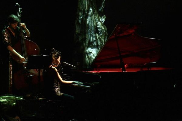 Delphine Coutant sur la scène de la bouche d'air à Nantes pour le spectacle "2 systèmes solaires"