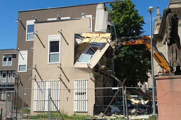 La destruction des bâtiments provisoires a commencé.