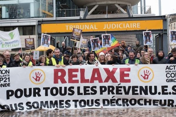 Les soutiens aux huit décrocheurs le vendredi 13 décembre, devant le palais de justice de Bordeaux