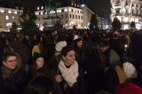 2 000 personnes se sont rassemblées mercredi soir sur la place du Martroi à Orléans pour rendre hommage aux victimes de l'attentat à Charlie Hebdo