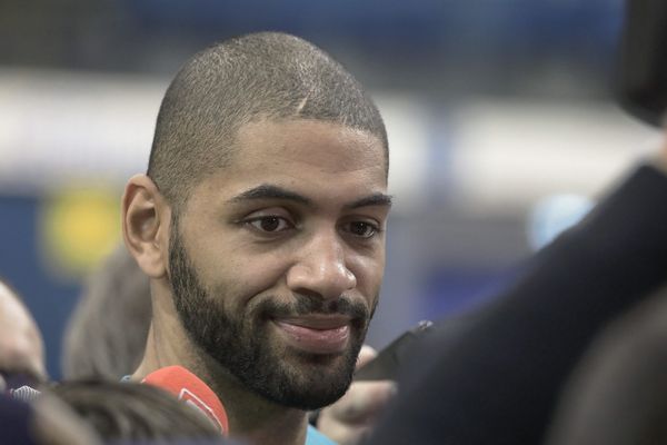 "Ma femme@Goldylily m’a fait part de votre tweet et du courage de votre neveu Maxime. Nous étions à Houston ce soir et j’ai pu raconter cette histoire à Russel Westbrook qui m’a gentiment fait un cadeau signé spécialement pour lui". Nicolas Batum.