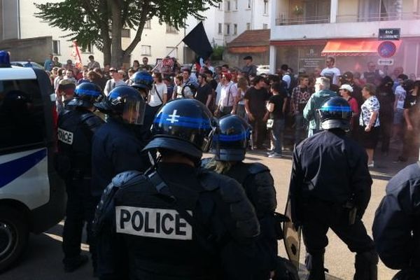 Une cinquantaine de manifestants antifasciste scandent "à mort le FN", mercredi 10 juillet 2013 à Dijon