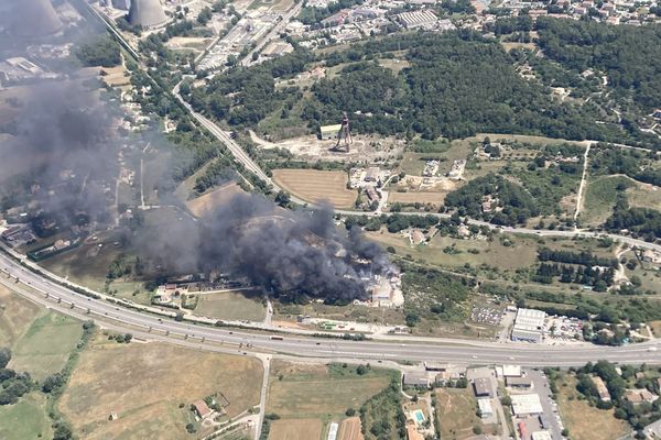 Un incendie en cours dans la déchetterie Mat'ilde à Gardane.