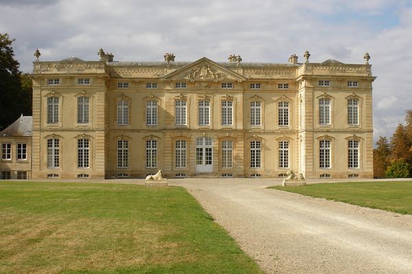 Dans l'Orne, à Gouffern-en-Auge, un ciel très nuageux avant la pluie au Château du Bourg St Léonard