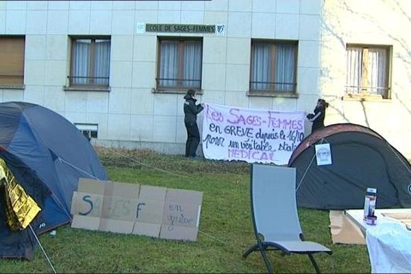 Campement sages-femmes en colère à Dijon