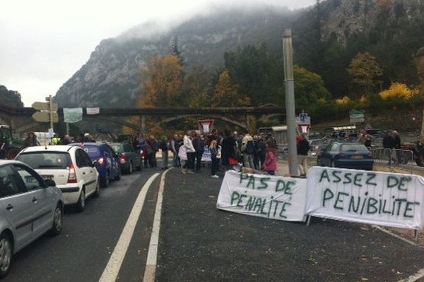 Des éleveurs des Pyrénées-Orientales ont mis en place un barrage filtrant à Villefranche-de-Conflent - 8 novembre 2015