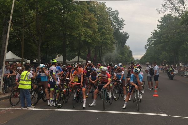 Juste avant le départ de la course cycliste dans les allées du Parc à Dijon.