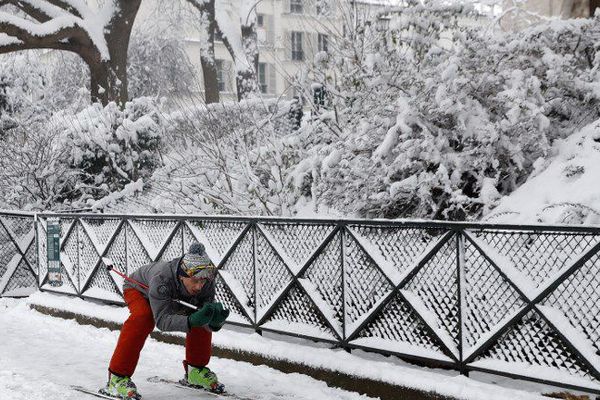 Un skieur à Montmartre, l'une des images insolites de Paris sous la neige