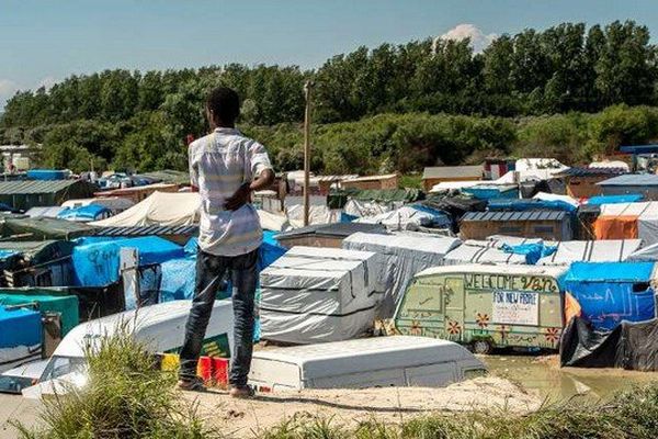 La commission nationale des droits de l'homme s'alarme notamment "du nombre croissant de mineurs isolés étrangers à Calais", 550 selon un dernier comptage associatif 