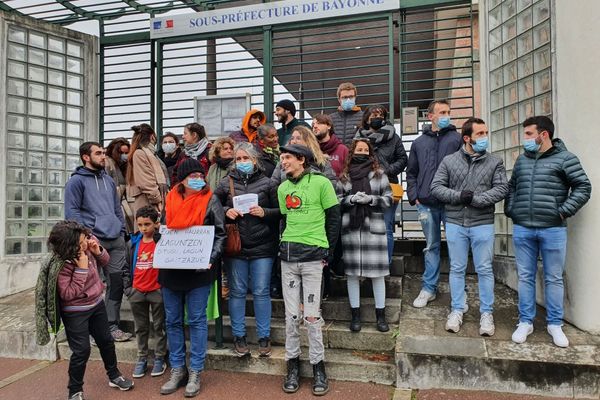 Les animateurs et animatrices se sont retrouvés devant la sous préfecture de Bayonne ce mercredi