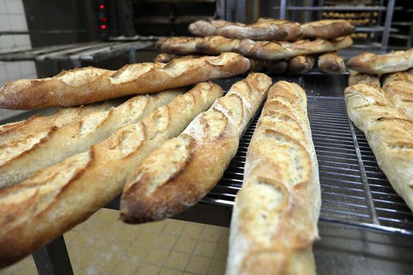 Légalement, la préparation du pain sur place suffit pour se revendiquer "boulangerie". Viennoiseries et pâtisseries peuvent êtres industrielles.