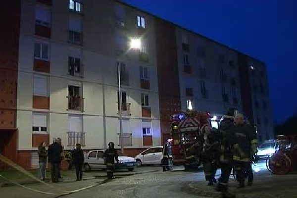 Intervention des Sapeurs-Pompiers de Limoges. Le feu s'est déclaré dans un appartement situé dans cet immeuble, 3 allée Fromentin à Limoges, 8 octobre 2014