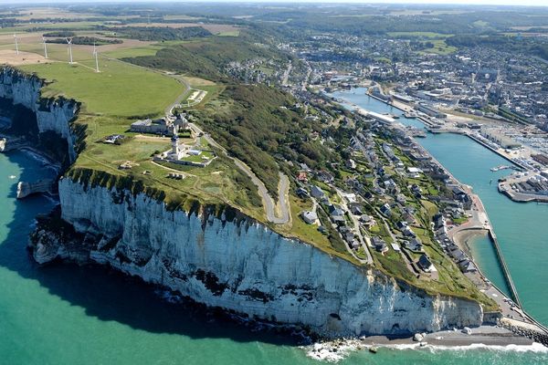 Après une matinée plutôt nuageuse, retour de belles éclaircies sur Fécamp et la Côte d'Albâtre, en Seine-Maritime.