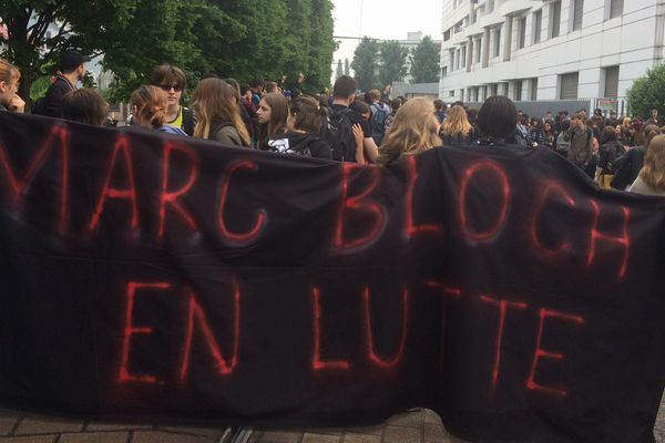 Une centaine de lycéens de Marc Bloch se sont rassemblés devant leur lycée à Bischheim.