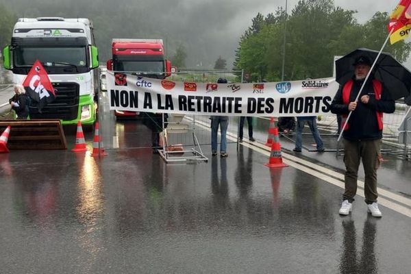 Des manifestants bloquent l'accès au tunnel du Fréjus pour protester contre la réforme des retraites.