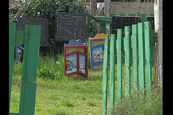 Les visiteurs peuvent découvrir les pièces exposées dans le jardin ou dans la maison de la Cabane Trempée.