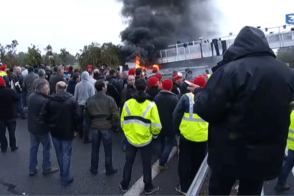 Le portique de Saint Allouestre en feu, le 2 novembre dernier