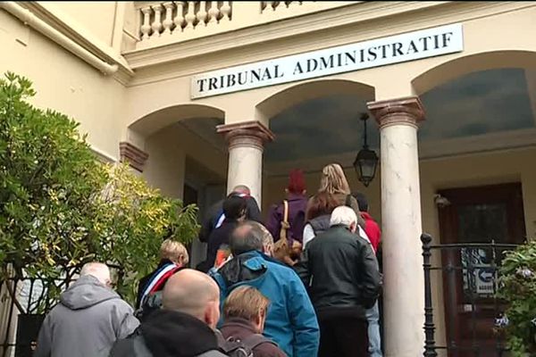 Elus et habitants de la vallée de la Roya ensemble, à à l'audience du tribunal administratif de Nice