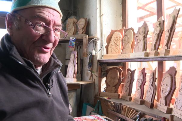 Emile Schaeffer, 90 ans, devant ses sculptures