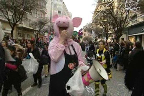 20 000 personnes se sont pressées dans les rues de Chambéry pour ce 24e carnaval. 